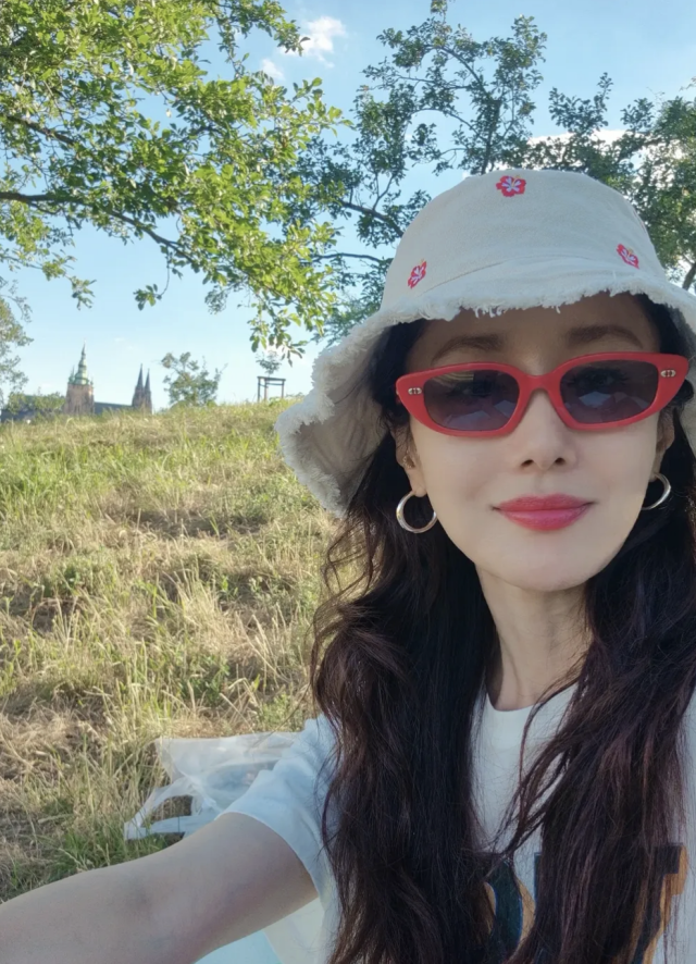 김지수가 체코 프라하에서 여행사를 운영 중인 근황을 전하며 연기 은퇴설을 직접 부인했다. / 김지수 SNS