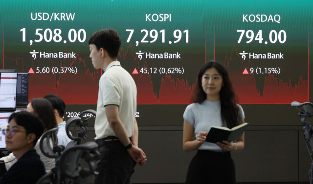9일 서울 중구 하나은행 딜링룸에서 딜러들이 업무를 보고 있다. /뉴시스