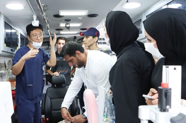 Mobile ICU 장비를 살펴보는 해외 의료진. /한림대성심병원