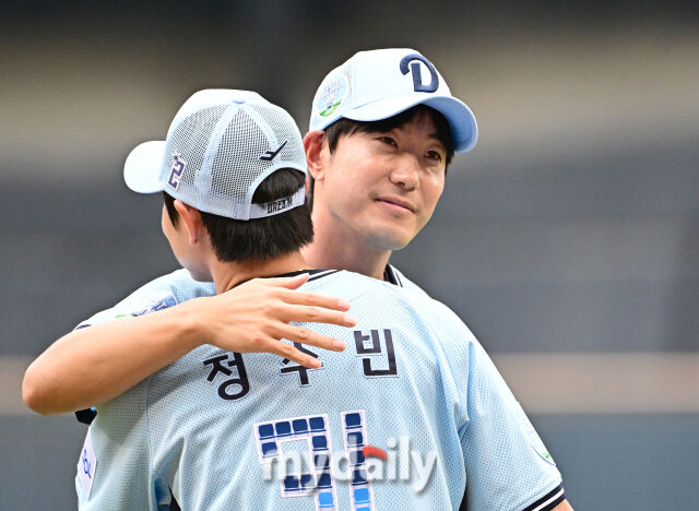 2026년 7월 10일 오후 서울 잠실구장에서 '2026 신한 SOL KBO리그' 퓨처스리그 올스타전이 열렸다. 박용택과 김재호가 시구를 LG 박해민과 두산 정수빈이 시포를 한 뒤 격려하고 있다./잠실=유진형 기자