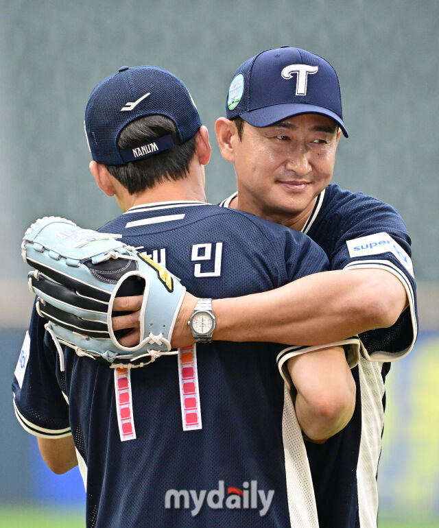 2026년 7월 10일 오후 서울 잠실구장에서 '2026 신한 SOL KBO리그' 퓨처스리그 올스타전이 열렸다. 박용택과 김재호가 시구를 LG 박해민과 두산 정수빈이 시포를 한 뒤 격려하고 있다./잠실=유진형 기자