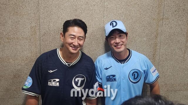 박용택과 김재호가 7월 10일 서울 잠실야구장에서 취재진과 인터뷰를 하고 있다./잠실=김경현 기자