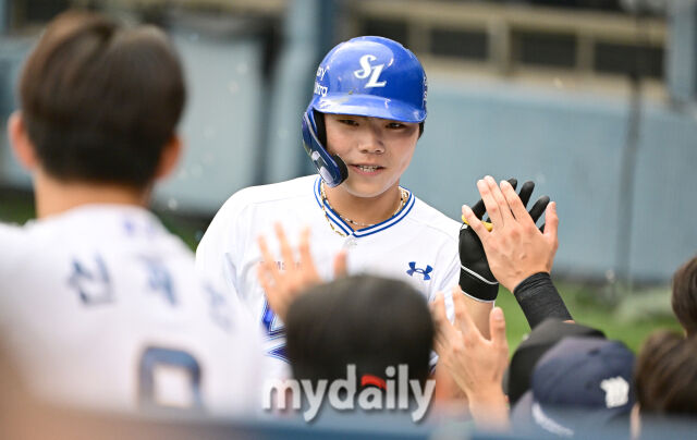 2026년 7월 10일 오후 서울 잠실구장에서 '2026 신한 SOL KBO리그' 퓨처스리그 올스타전이 열렸다. 삼성 함수호가 2회말 1사에서 솔로 홈런을 친 뒤 기뻐하고 있다./잠실 = 유진형 기자