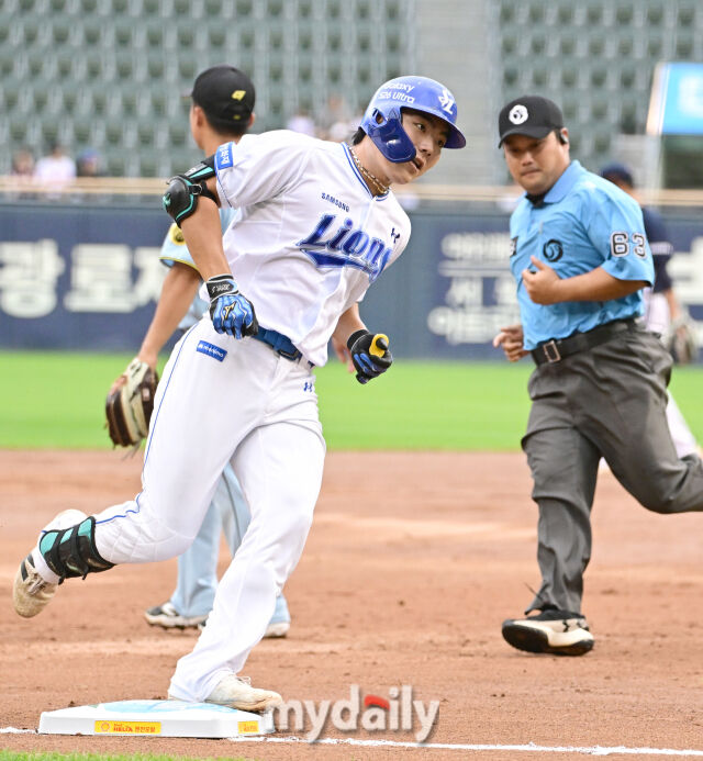 2026년 7월 10일 오후 서울 잠실구장에서 '2026 신한 SOL KBO리그' 퓨처스리그 올스타전이 열렸다. 삼성 함수호가 2회말 1사에서 솔로 홈런을 친 뒤 그라운드를 돌고 있다./잠실 = 유진형 기자
