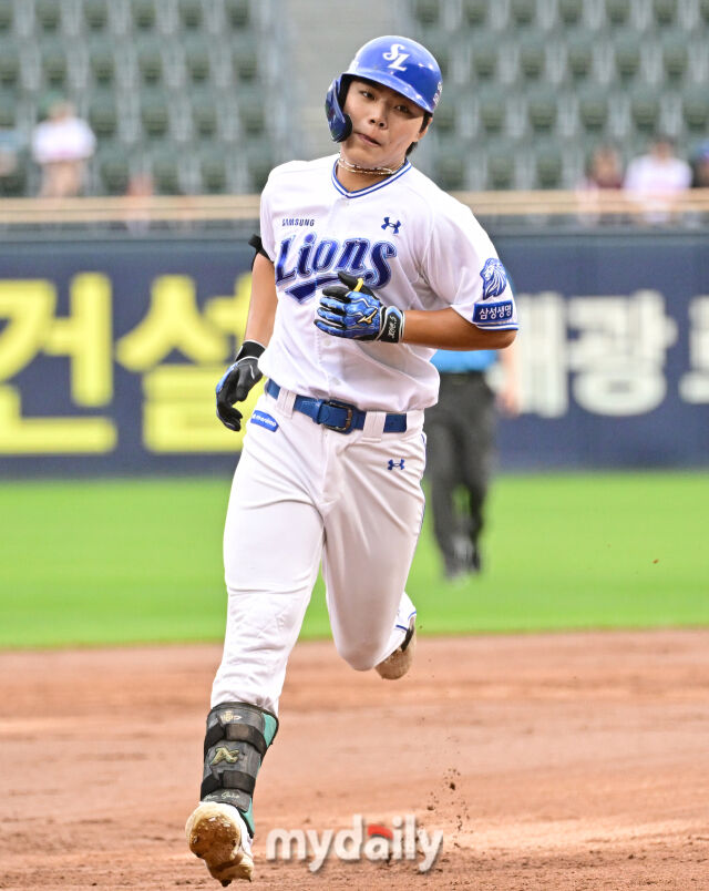 2026년 7월 10일 오후 서울 잠실구장에서 '2026 신한 SOL KBO리그' 퓨처스리그 올스타전이 열렸다.삼성 함수호가 2회말 1사에서 솔로 홈런을 친 뒤 그라운드를 돌고 있다./잠실=유진형 기자