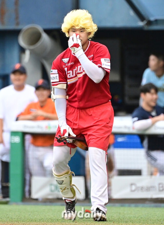 2026년 7월 10일 오후 서울 잠실구장에서 '2026 신한 SOL KBO리그' 퓨처스리그 올스타전이 열렸다. SSG 안재연이 도우너 세리머니를 하고 있다./유진형 기자