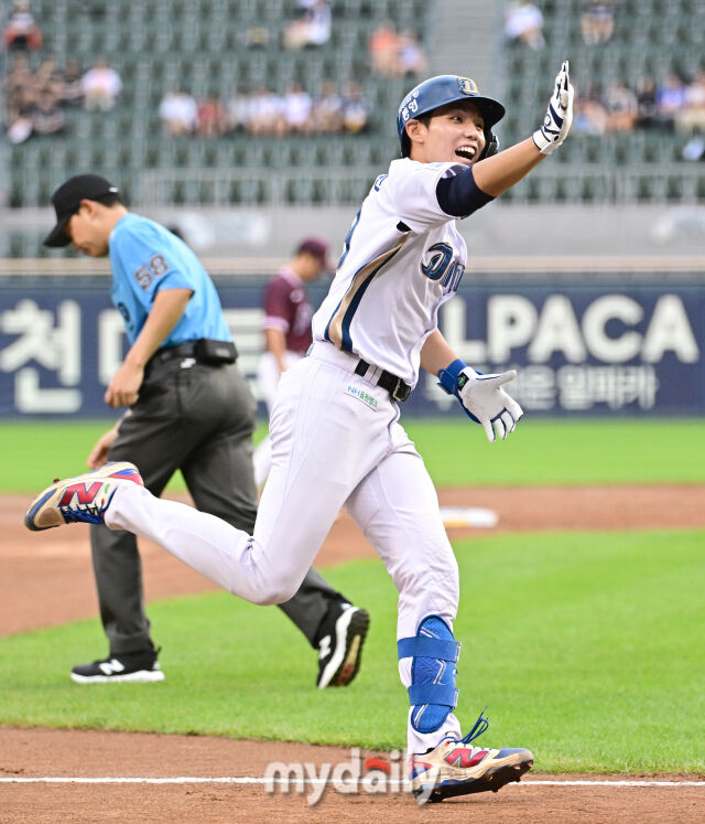 2026년 7월 10일 오후 서울 잠실구장에서 '2026 신한 SOL KBO리그' 퓨처스리그 올스타전이 열렸다. NC 신재인이 4회말 무사 1루서 투런 홈런을 친 뒤 기뻐하고 있다./잠실=유진형 기자