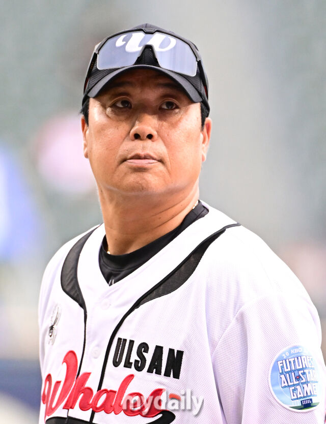 2026년 7월 10일 오후 서울 잠실구장에서 '2026 신한 SOL KBO리그' 퓨처스리그 올스타전이 열렸다. 울산 장원진 감독이 인사하고 있다./마이데일리
