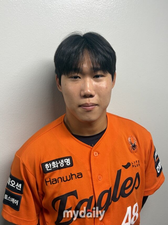 한화 이글스 투수 원종혁이 10일 서울 잠실구장에서 취재진과 인터뷰를 가지고 있다./잠실 = 이정원 기자