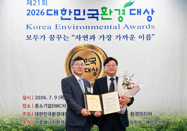 체육공단 성욱제 경영혁신본부장(오른쪽)이 2026 대한민국 환경대상 수상자들이 기념 촬영을 하고 있다. /국민체육진흥공단 제공