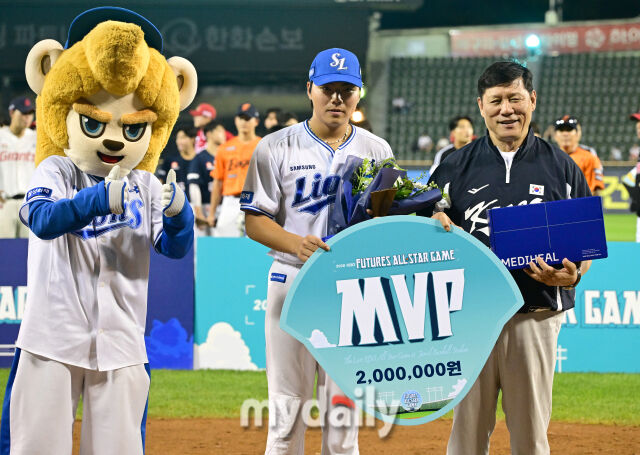 2026년 7월 10일 오후 서울 잠실구장에서 '2026 신한 SOL KBO리그' 퓨처스리그 올스타전이 열렸다. 삼성 함수호가 MVP를 수상하고 있다./잠실 = 유진형 기자