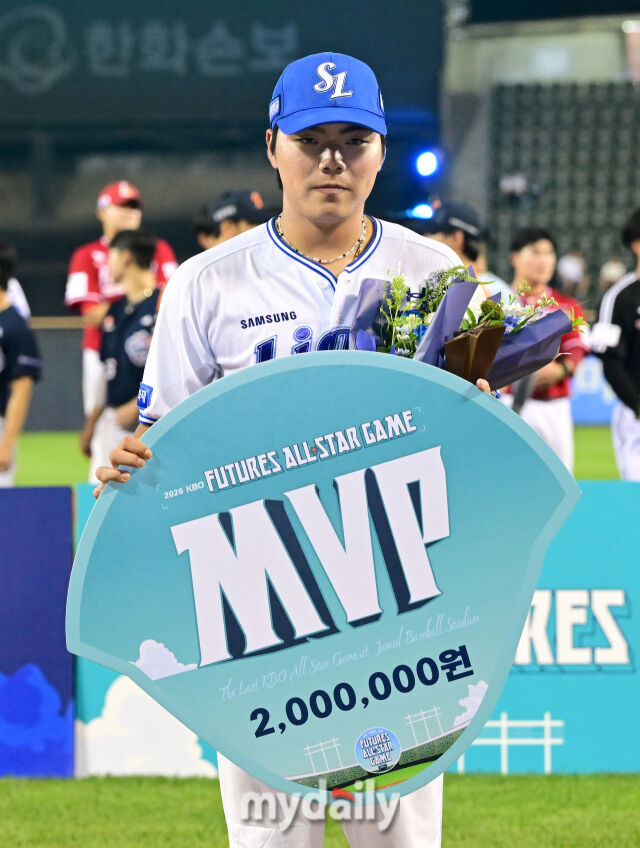 2026년 7월 10일 오후 서울 잠실구장에서 '2026 신한 SOL KBO리그' 퓨처스리그 올스타전이 열렸다. 삼성 함수호가 MVP를 수상하고 있다./잠실=유진형 기자