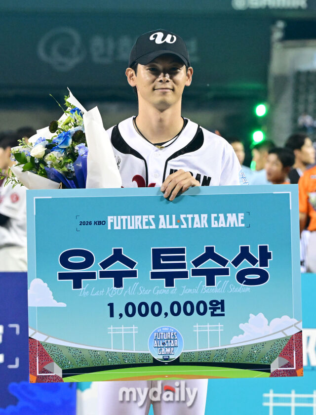 2026년 7월 10일 오후 서울 잠실구장에서 '2026 신한 SOL KBO리그' 퓨처스리그 올스타전이 열렸다. 울산 나가가 우수투수상을 수상하고 있다./마이데일리