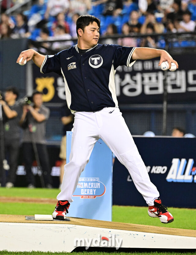 2026년 7월 10일 오후 서울 잠실구장에서 '2026 신한 SOL KBO리그' 퓨처스리그 올스타전이 열렸다. KIA 한준수가 홈런 더비에서 한화 강백호에게 공을 던져주고 있다./잠실=유진형 기자