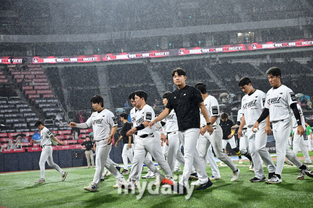 ▲ 결국 1시간 40분 뒤 우천으로 인해 경기는 취소되고 기록은 무효가 됐다. 남은 건 우천 속 혜리의 멋진 시구뿐.