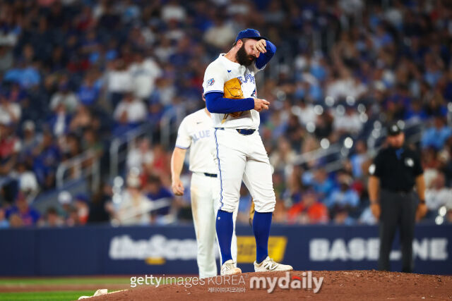 MLB 미네소타는 11일(한국시각) 트레이드를 통해 불펜 자원인 토미 낸스를 토론토에서 영입했다. 낸스가 지난 5월 31일 뉴욕 메츠와 홈 경기 등판 도중 얼굴에 흐른 땀을 닦아내고 있다./게티이미지코리아