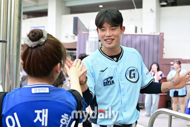 2026년 7월 11일 오후 서울 잠실구장에서 '2026 신한 SOL KBO리그' 올스타전이 열렸다. 롯데 현도훈이 입장하는 야구팬들과 하이파이브를 하는 웰컴존 행사를 하고 있다./마이데일리