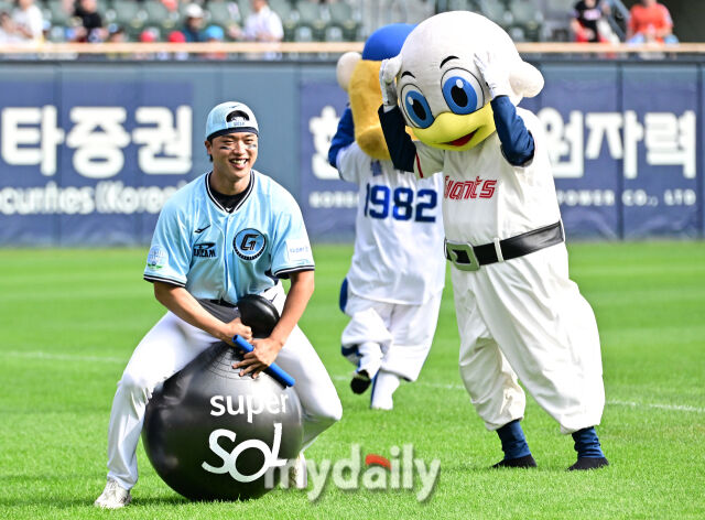 2026년 7월 11일 오후 서울 잠실구장에서 '2026 신한 SOL KBO리그 올스타전'이 열렸다. 롯데 투수 박정민이 썸머레이스에서 경기하고 있다./유진형 기자