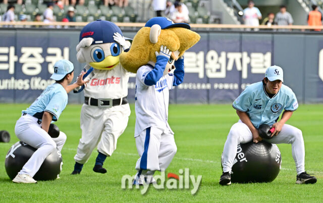 2026년 7월 11일 오후 서울 잠실구장에서 '2026 신한 SOL KBO리그 올스타전'이 열렸다. 삼성 양창섭과 롯데 박정민이 썸머레이스에서 경기하고 있다./유진형 기자