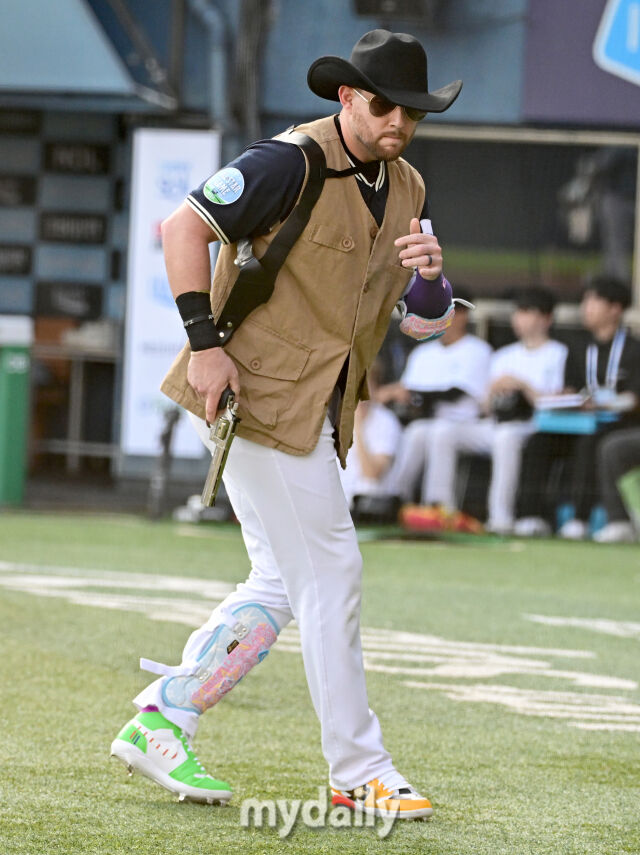 2026년 7월 11일 오후 서울 잠실구장에서 '2026 신한 SOL KBO리그 올스타전'이 열렸다. LG 오스틴이 1회초 2사 1.2루서 퍼포먼스를 하고 있다./잠실=유진형 기자 zolong@mydaily.co.kr