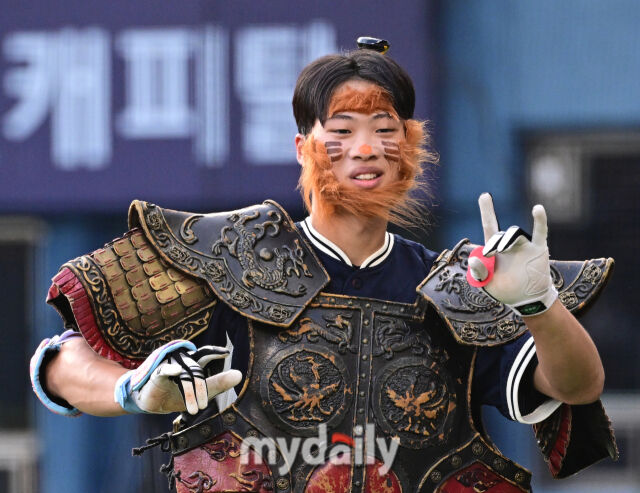 2026년 7월 11일 오후 서울 잠실구장에서 '2026 신한 SOL KBO리그 올스타전'이 열렸다. KIA 박재현이 2회초 퍼포먼스를 하고 있다./마이데일리