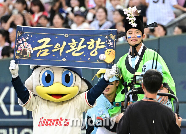 2026년 7월 11일 오후 서울 잠실구장에서 '2026 신한 SOL KBO리그 올스타전'이 열렸다. 롯데 현도훈이 4회초 구원등판하며 퍼포먼스를 하고 있다./마이데일리