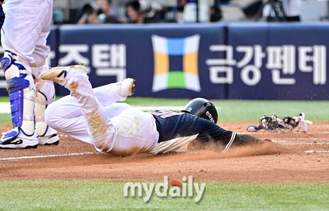 2026년 7월 11일 오후 서울 잠실구장에서 '2026 신한 SOL KBO리그 올스타전'이 열렸다. 한화 2루 주자 문현빈이 4회초 2사 1.2루서 이도윤의 1타점 역전타 때 홈을 밟고 있다./유진형 기자