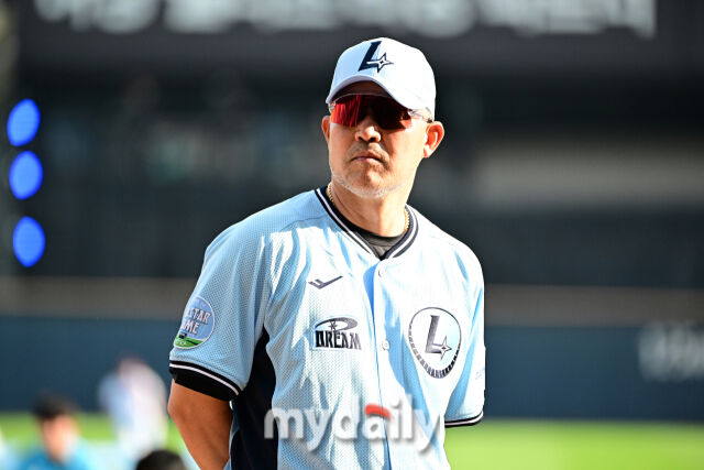 2026년 7월 11일 오후 서울 잠실구장에서 '2026 신한 SOL KBO리그 올스타전'이 열렸다. SSG 이숭용 감독이 인사하고 있다./유진형 기자