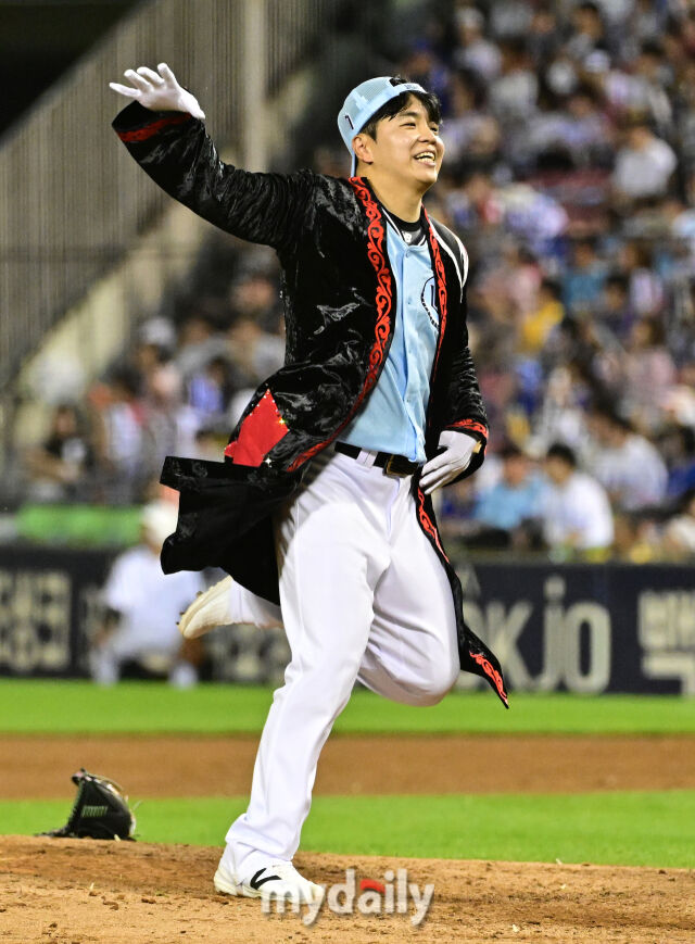 2026년 7월 11일 오후 서울 잠실구장에서 '2026 신한 SOL KBO리그 올스타전'이 열렸다. KT 손동현이 8회초 포퍼몬스를 하고 있다./유진형 기자