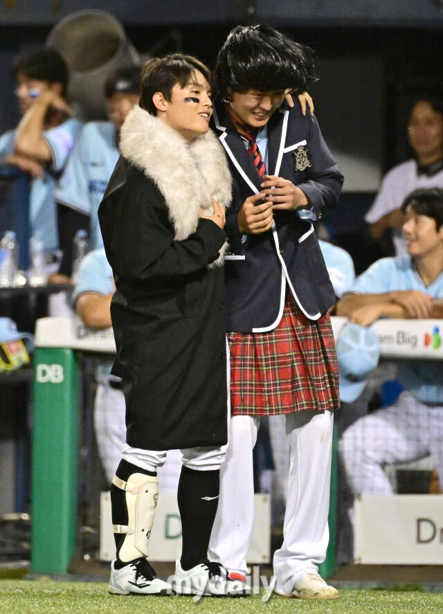 2026년 7월 11일 오후 서울 잠실구장에서 '2026 신한 SOL KBO리그 올스타전'이 열렸다. SSG 정준재와 김건우가 7회말 퍼포먼스를 하고 있다./잠실=유진형 기자 zolong@mydaily.co.kr