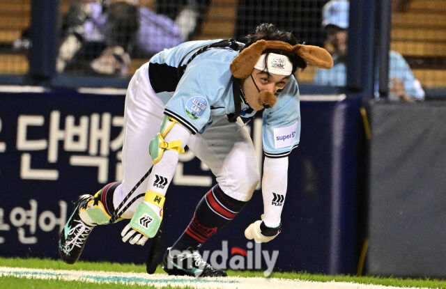 2026년 7월 11일 오후 서울 잠실구장에서 '2026 신한 SOL KBO리그 올스타전'이 열렸다. 롯데 황성빈이 7회말 퍼포먼스를 하고 있다./유진형 기자
