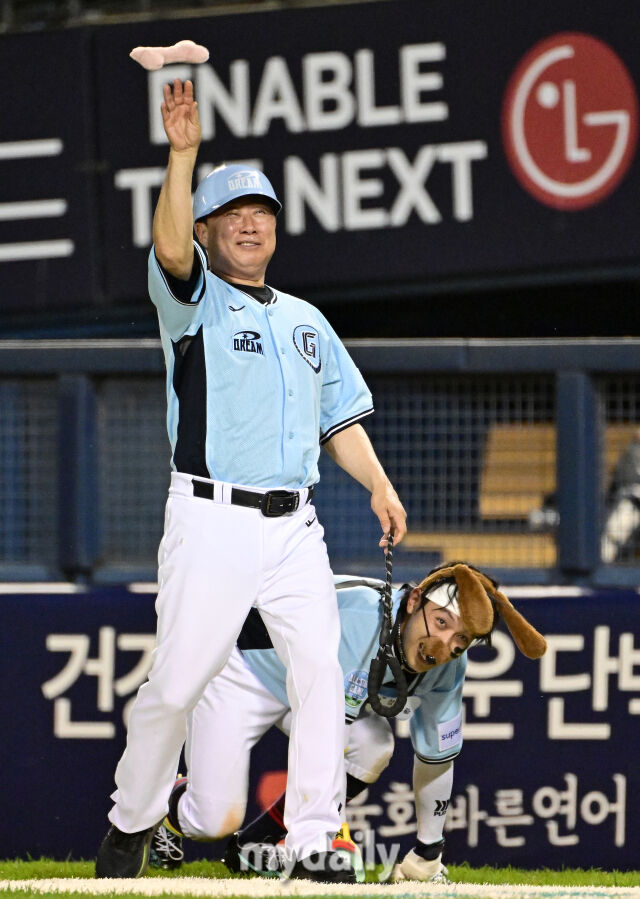 2026년 7월 11일 오후 서울 잠실구장에서 '2026 신한 SOL KBO리그 올스타전'이 열렸다. 롯데 황성빈이 7회말 퍼포먼스를 하고 있다./유진형 기자