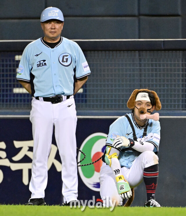 2026년 7월 11일 오후 서울 잠실구장에서 '2026 신한 SOL KBO리그 올스타전'이 열렸다. 롯데 황성빈이 7회말 퍼포먼스를 하고 있다./유진형 기자