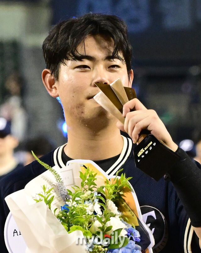 2026년 7월 11일 오후 서울 잠실구장에서 '2026 신한 SOL KBO리그 올스타전'이 열렸다. 한화 허인서가 미스터 올스타를 수상하고 있다./잠실=유진형 기자 zolong@mydaily.co.kr