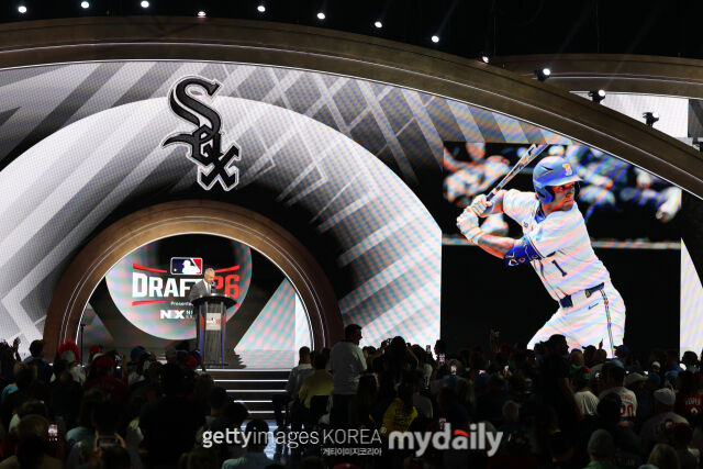 2026 MLB 신인 드래프트 행사가 12일(한국시각) 미국 펜실베니아주 필라델피아에서 열렸다. 1라운드 1순위로 시카고 화이트삭스에 지명된 락 촐라우스키가 소개되고 있다./게티이미지코리아