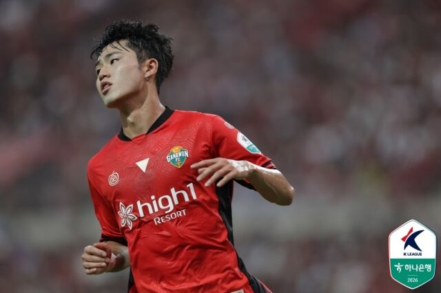 이기혁(강원FC)이 12일 서울월드컵경기장에서 펼쳐진 FC서울과의 경기에서 선발 출전해 활약했다./한국프로축구연맹 제공