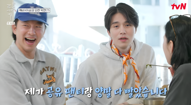 이동욱은 "군대 때 나는 이등병이었고 형은 제일 고참이었다"며 엄격했던 당시의 군 생활을 떠올렸다. /tvN 예능프로그램 '도깨비 10주년 여행'