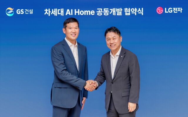LG전자가 GS건설과 차세대 AI홈 공동개발에 나서며 AI홈 솔루션 B2B 사업에 속도를 낸다. 양사는 지난 10일 서울 종로구 그랑서울 빌딩에서 LG전자 CEO 류재철 사장(오른쪽)과 GS건설 허윤홍 대표를 포함한 양사 경영진이 참석한 가운데 ‘차세대 AI홈 공동개발을 위한 업무협약(MOU)’을 체결했다. /LG전자