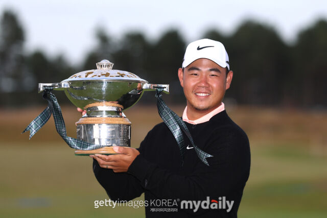 김주형이 제네시스 오픈 우승컵을 들고 포즈를 취하고 있다./게티이미지코리아