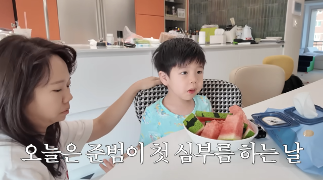 홍현희가 아들 준범 군의 첫 심부름을 지켜보다 결국 눈물을 보였다. / 유튜브 채널 '홍쓴TV'