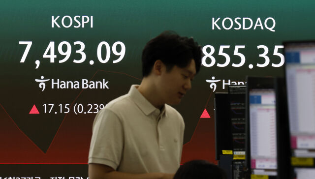 13일 오전 서울 중구 하나은행 딜링룸 전광판에 주요 지수가 표시 되고 있다. /뉴시스