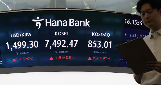 13일 오전 서울 중구 하나은행 딜링룸 전광판에 주요 지수가 표시 되고 있다. /뉴시스