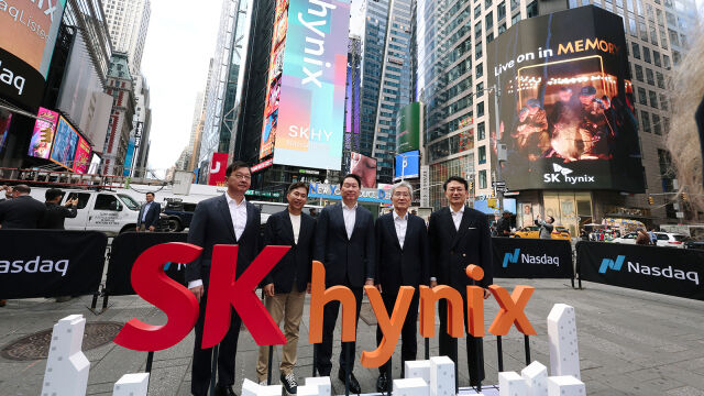 최태원 SK그룹 회장, 곽노정 SK하이닉스 CEO 등 주요 경영진이 지난 10일(현지 시간) 미국 뉴욕 타임스스퀘어 나스닥 타워 앞에서 기념촬영하고 있다. 왼쪽부터 최재원 SK스퀘어 수석부회장, 곽노정 SK하이닉스 CEO, 최태원 SK그룹 회장, 고승범 SK하이닉스 사외이사 겸 이사회 의장, 유정준 SK(주) 미주총괄 부회장. /SK하이닉스