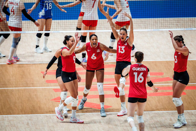 캐나다여자배구대표팀은 2026 VNL 예선 라운드를 5위라는 좋은 성적으로 마쳤고 8강 결선 토너먼트에 올라갔다. 지난 8일 홍콩에서 열린 중국과 VNL 3주 차 맞대결 도중 공격 득점을 올린 뒤 환호하고 있는 캐다나대표팀 선수들./국제배구연맹(FIVB) 제공