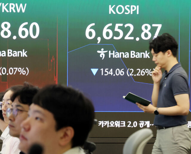 14일 오전 서울 중구 하나은행 딜링룸에서 딜러들이 업무를 하고 있다. /뉴시스