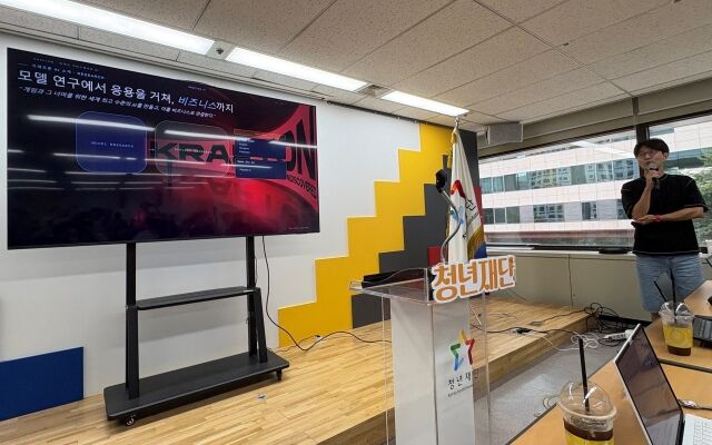 성준식 크래프톤 AI For Game R&D 실장이 14일 서울 청년재단에서 열린 게임기자단 정책 세미나에서 발표하고 있다. /박성규 기자