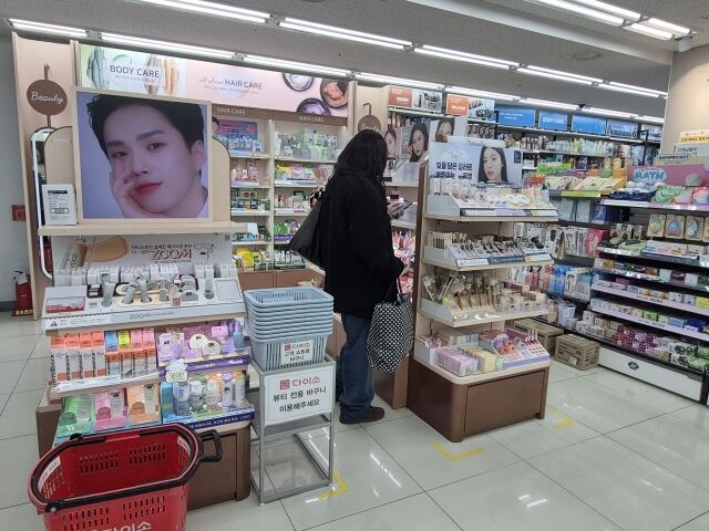 서울 시내의 한 아성다이소 매장 뷰티 코너에서 한 소비자가 화장품 제품을 살펴보고 있다. /방금숙 기자