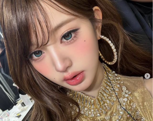그룹 아이브(IVE) 장원영이 놀이공원에서 팔짱을 낀 모습을 두고 온라인상에서 또다시 뜨거운 태도 논란이 일고 있다./장원영 소셜미디어