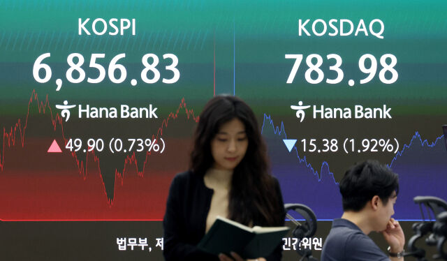 14일 서울 중구 하나은행 딜링룸에서 딜러들이 업무를 보고 있다. /뉴시스