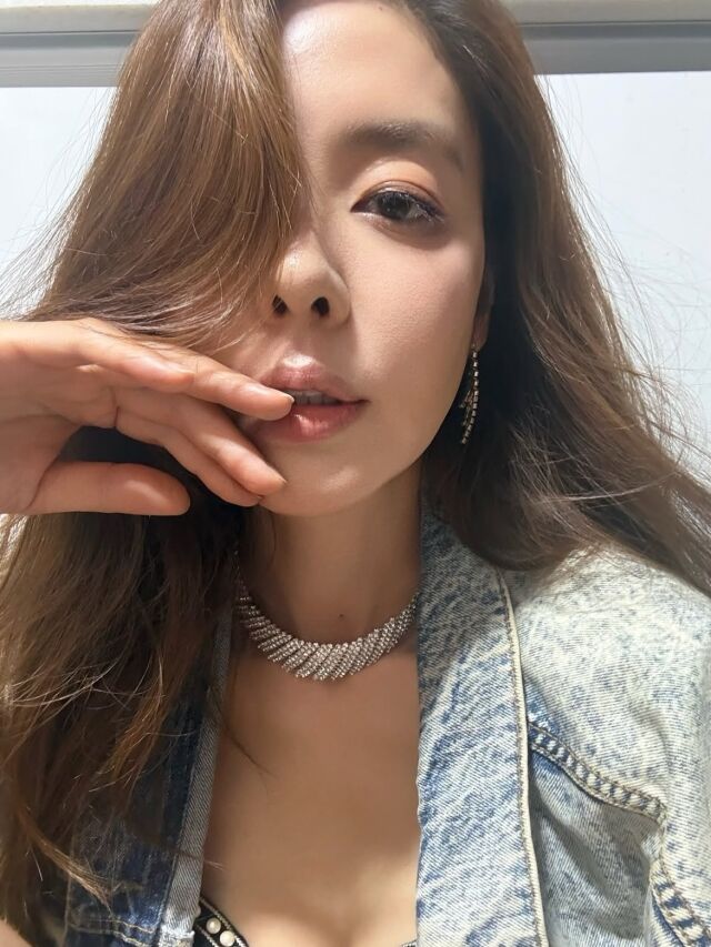 김규리가 화장을 지우기 전 찍은 셀카를 공개하며 변함없는 동안 미모를 자랑했다. / 김규리 SNS